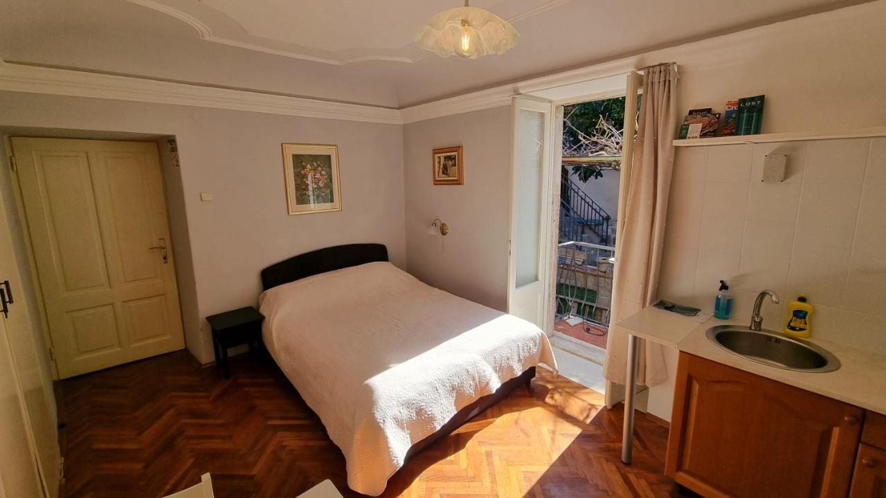 Old Town Garden Apartment *