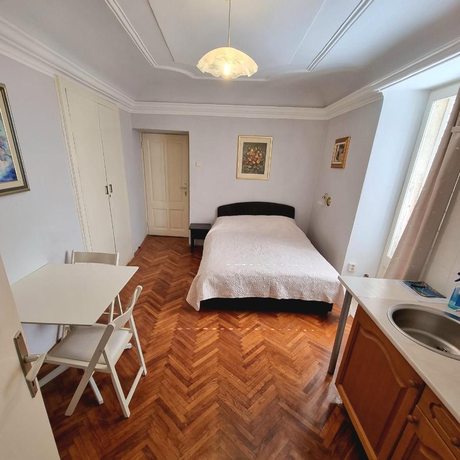 Old Town Garden Apartment