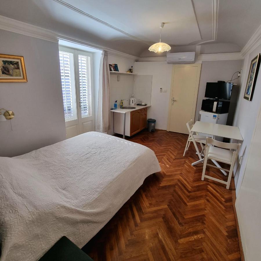 Old Town Garden Apartment *